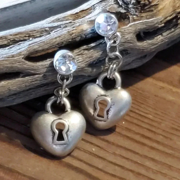 Antique Silver Plated Skeleton Keyhole Dimensional Heart Dangle Earrings - Picture 1 of 7